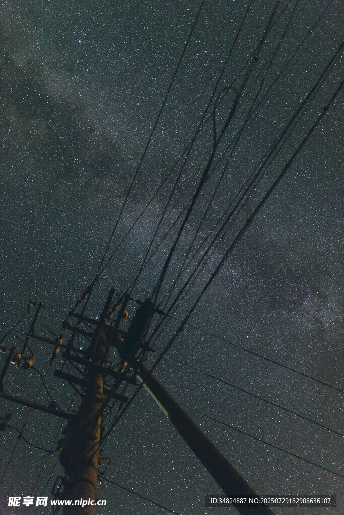 夜幕下的电线杆与交错电线