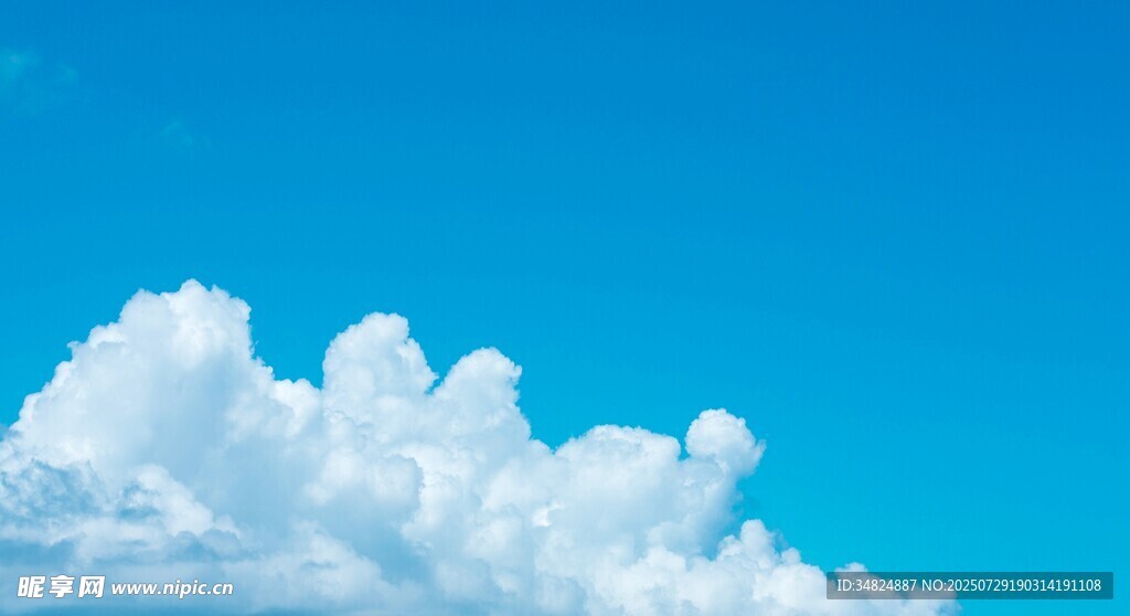 蓝天中的蓬松白云