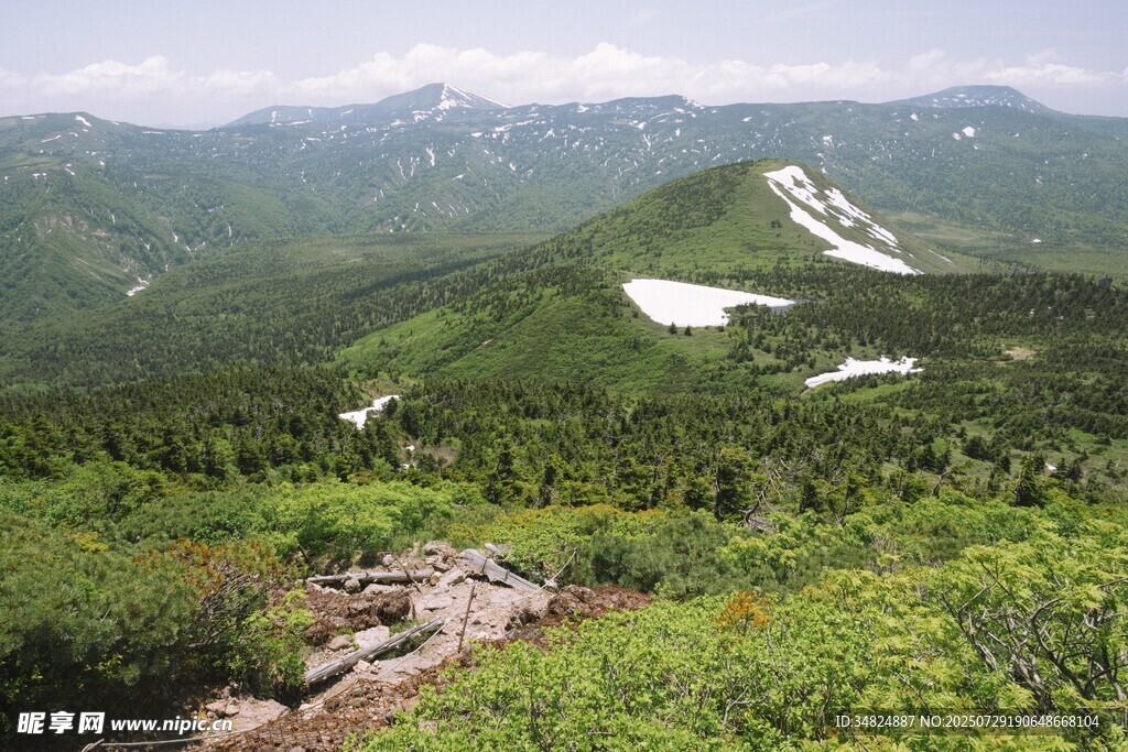 山间绿野残雪点缀美景