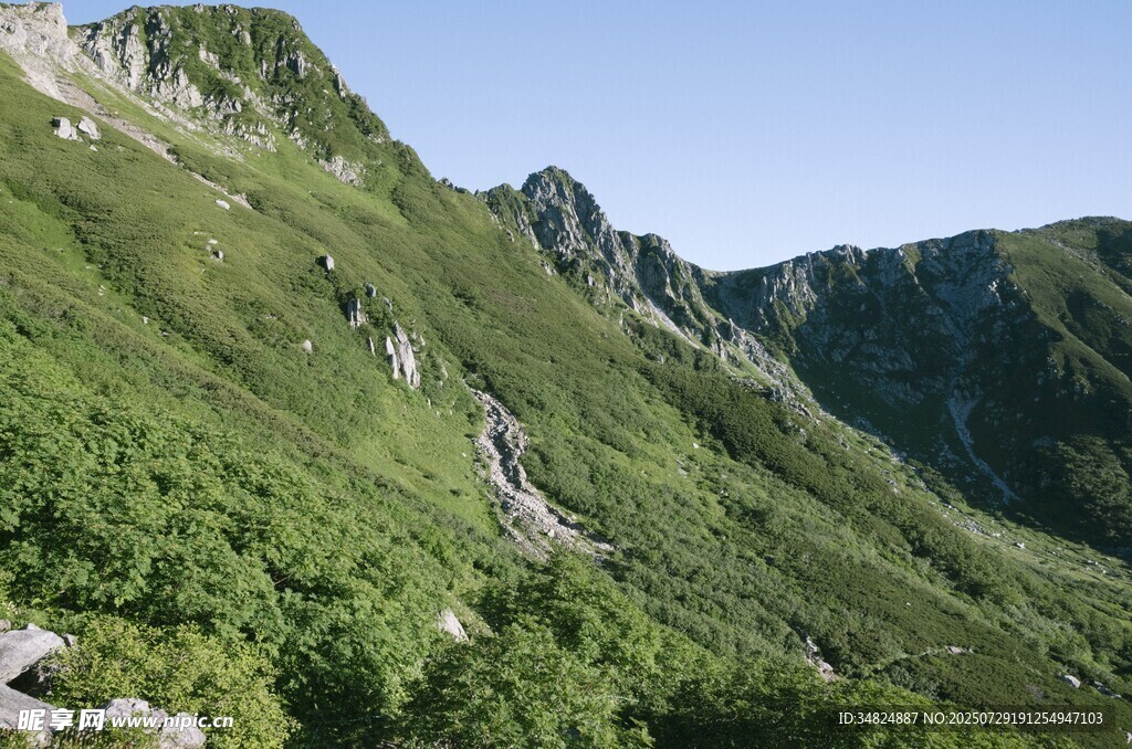 青山绿野间的秀丽山景