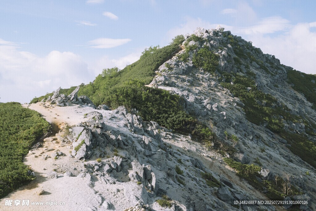 巍峨青山间的蜿蜒山路