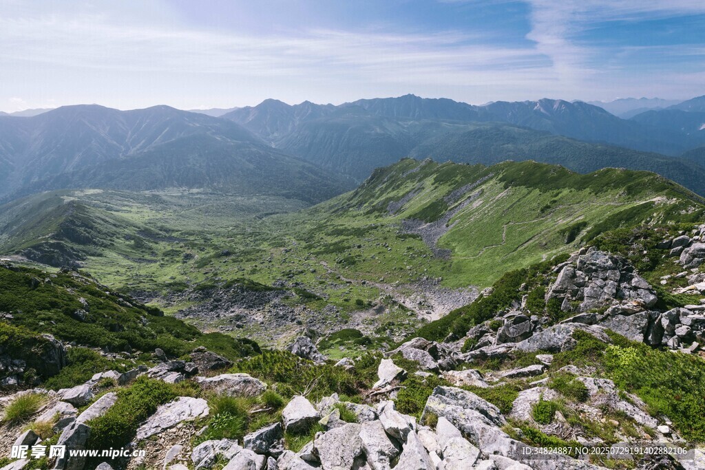山峦叠翠间的壮美风光