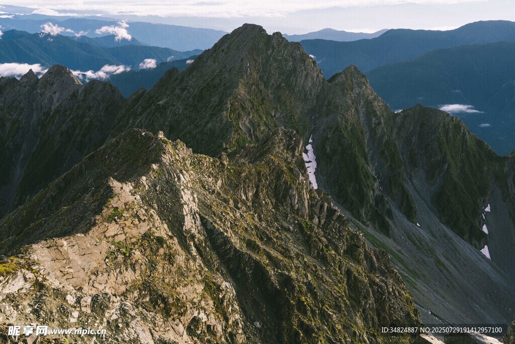 巍峨山峰壮丽景致
