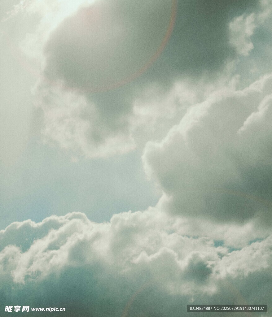 阳光穿透云层的天空美景