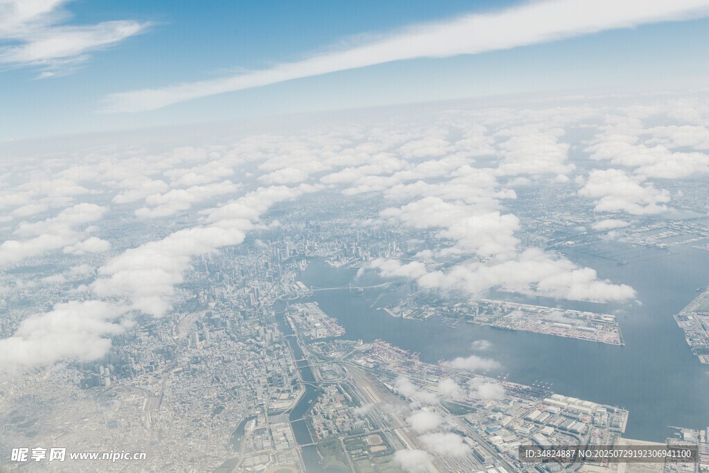 高空俯瞰云海与城市景观