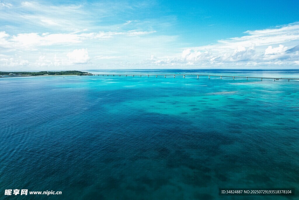 碧海蓝天的静谧海洋风光