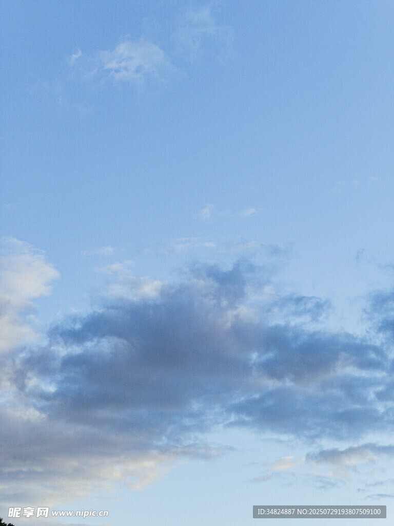 蓝天中的梦幻云朵