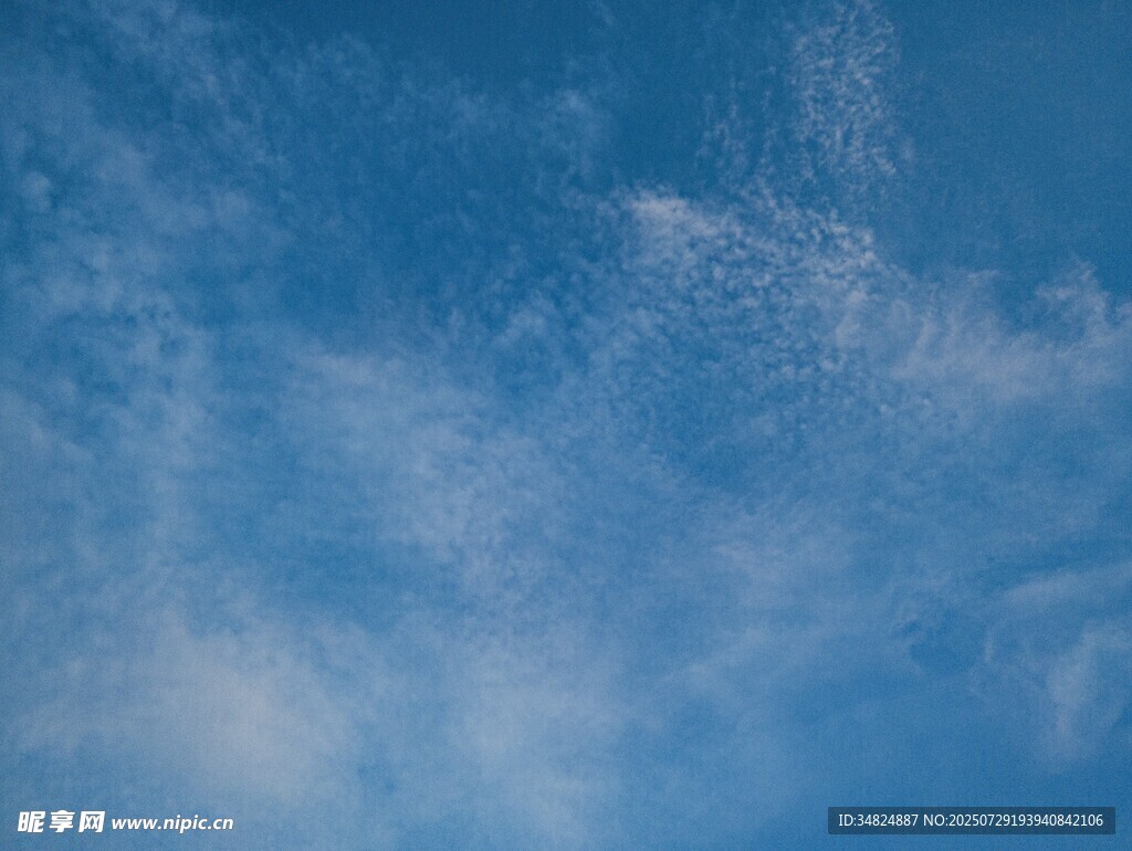 蔚蓝天空中的轻柔云朵