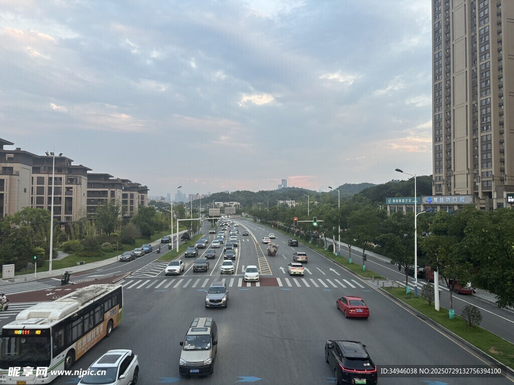 城市繁忙街道交通景象