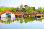 湖畔古桥美景