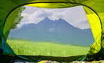 帐篷内望绿野青山美景