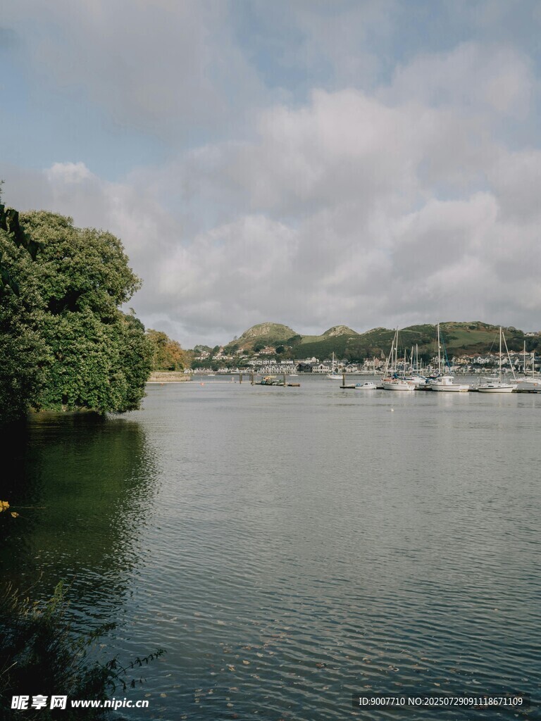 宁静河畔停泊的船只风景