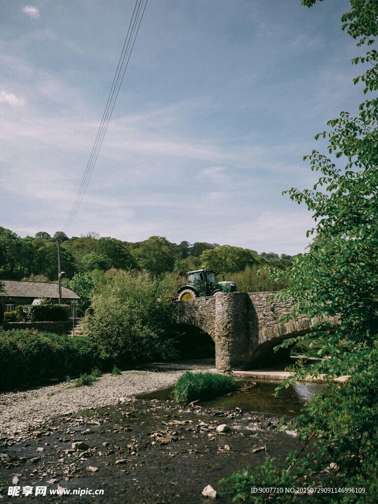 乡村石桥边的自然景致