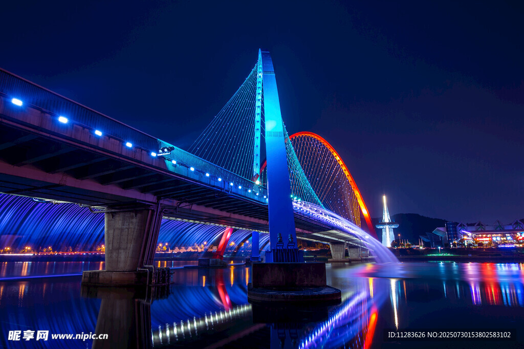 璀璨夜景下的绚丽桥梁