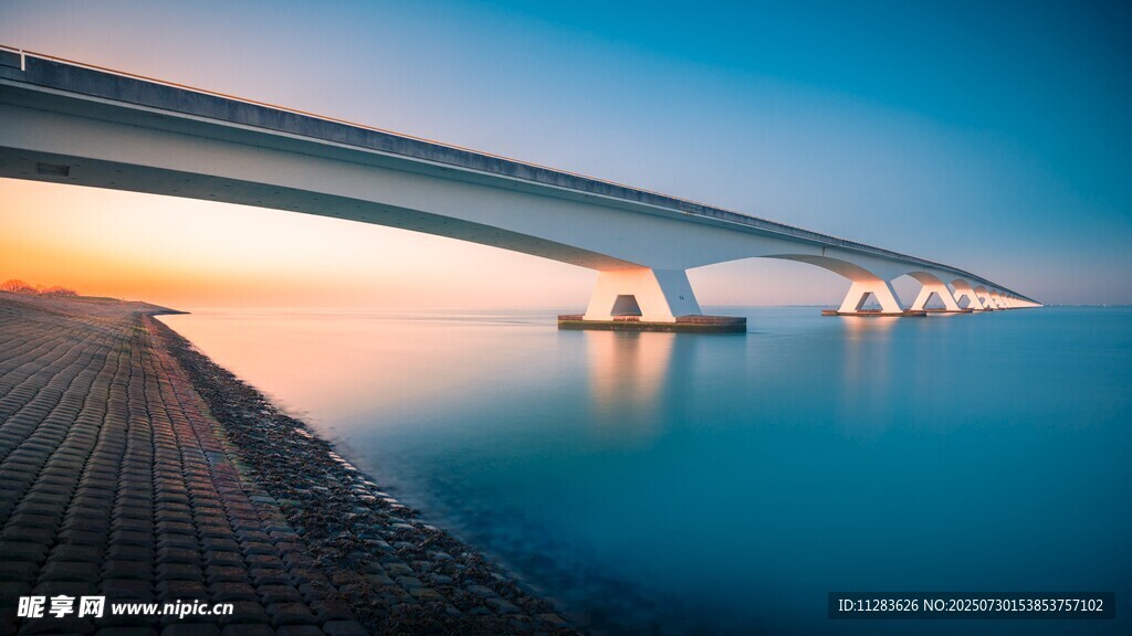 海上大桥日出美景