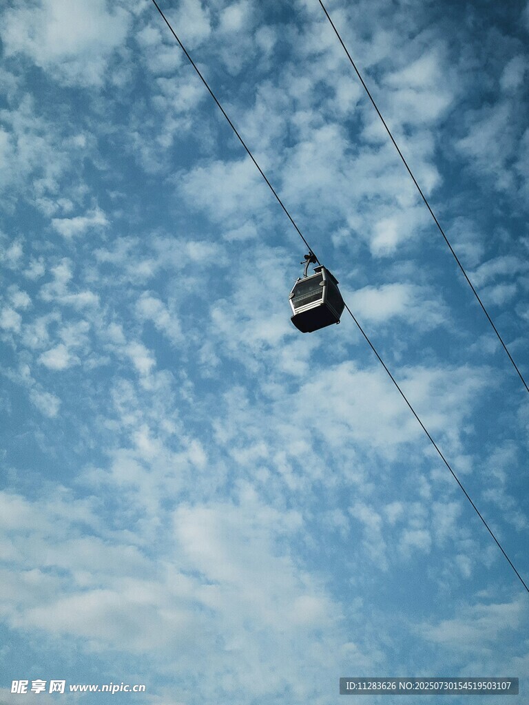 空中缆车穿梭蓝天白云间