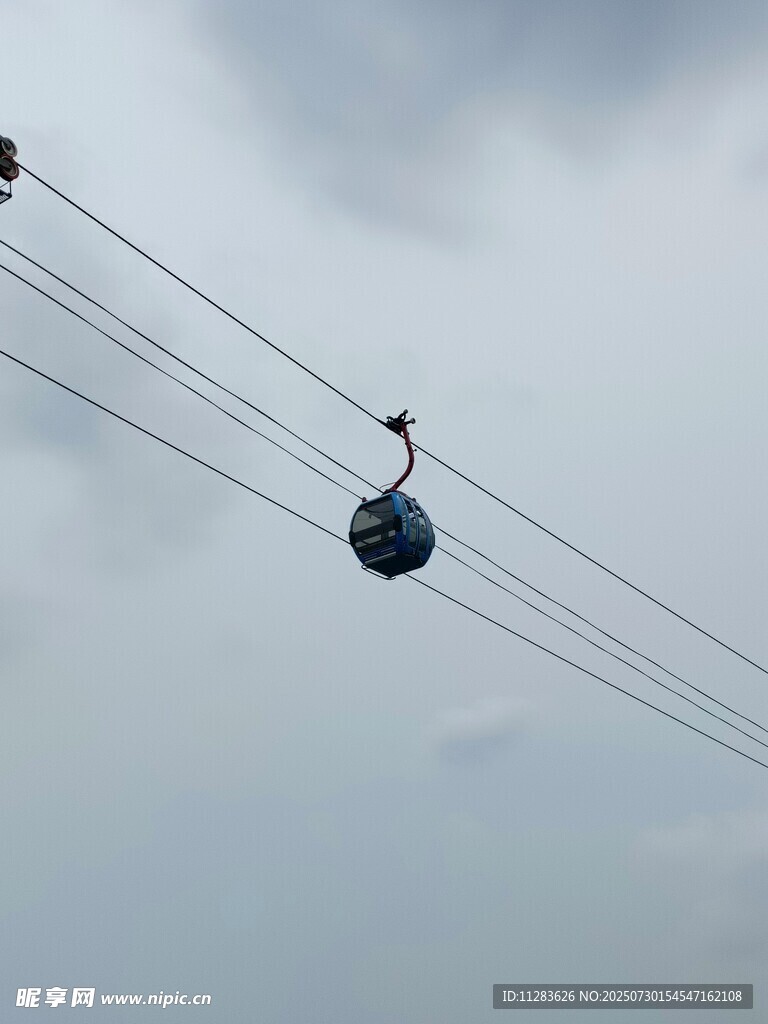 空中缆车悬于天际