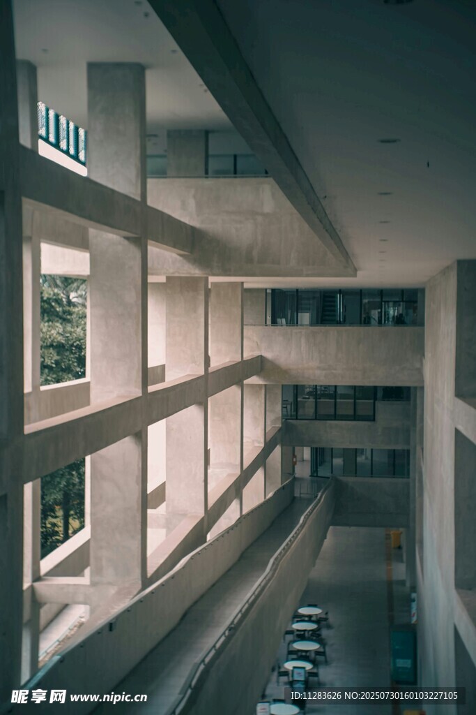 现代建筑内部多层走廊空间