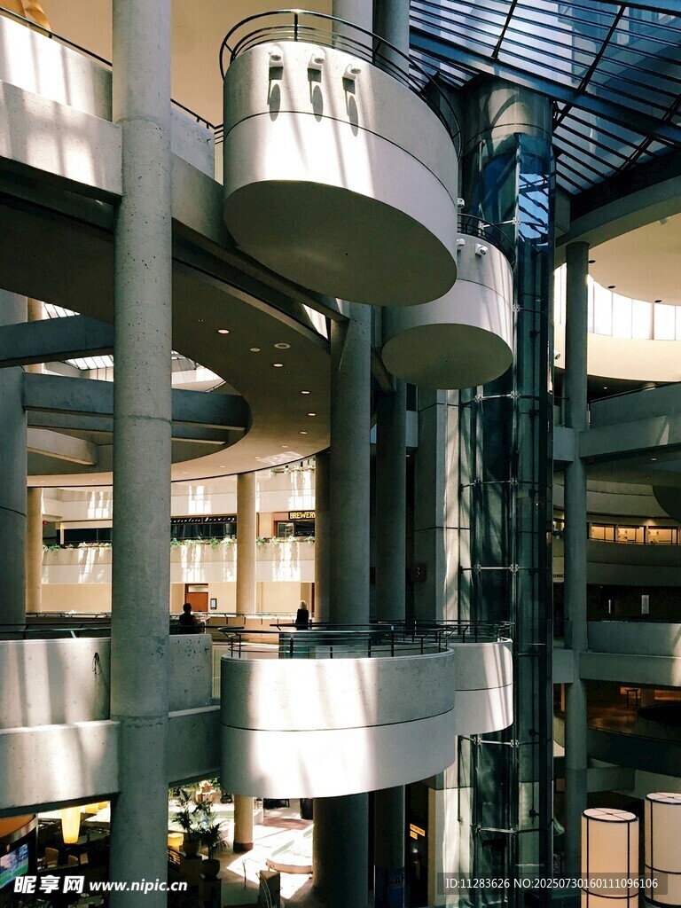 现代多层商业建筑内部