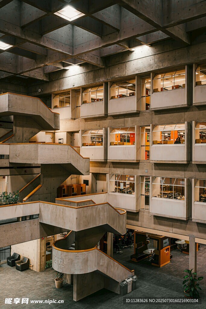现代多层建筑内部空间