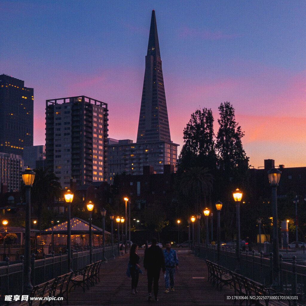旧金山黄昏下的城市步道