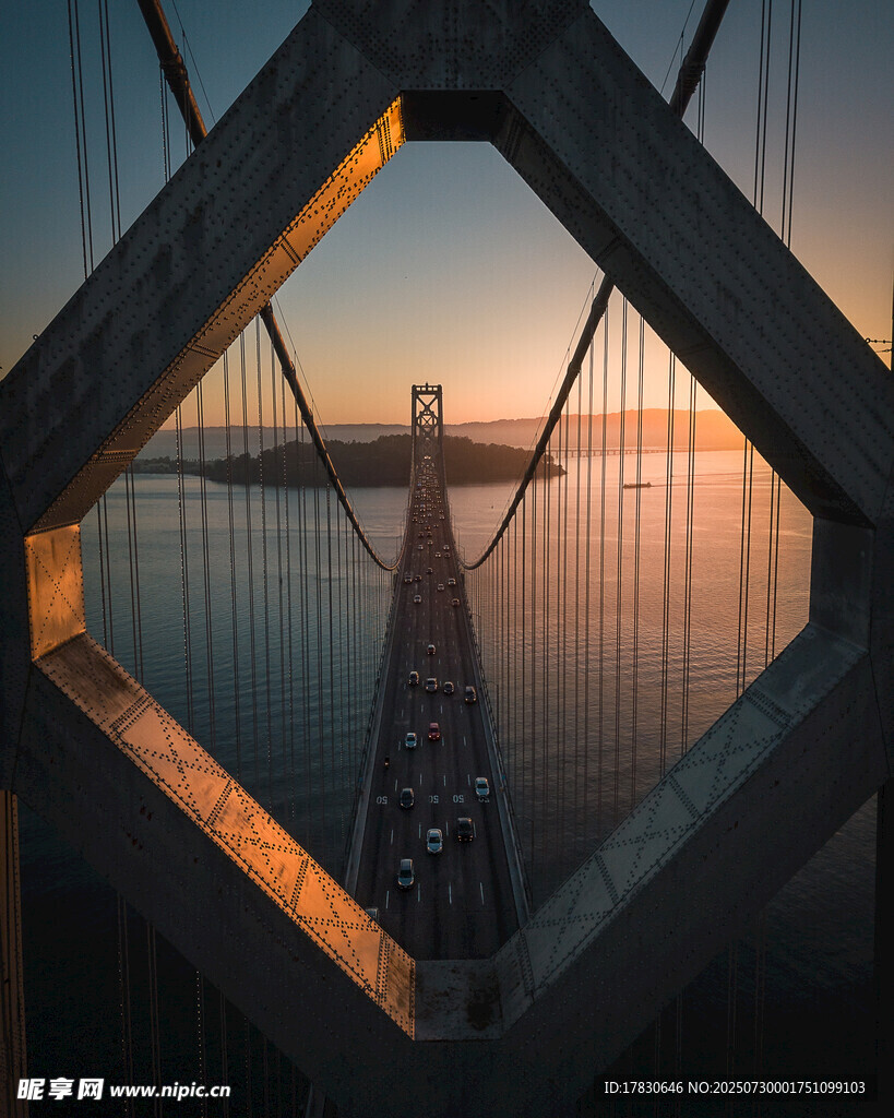 透过框架看壮丽大桥景观
