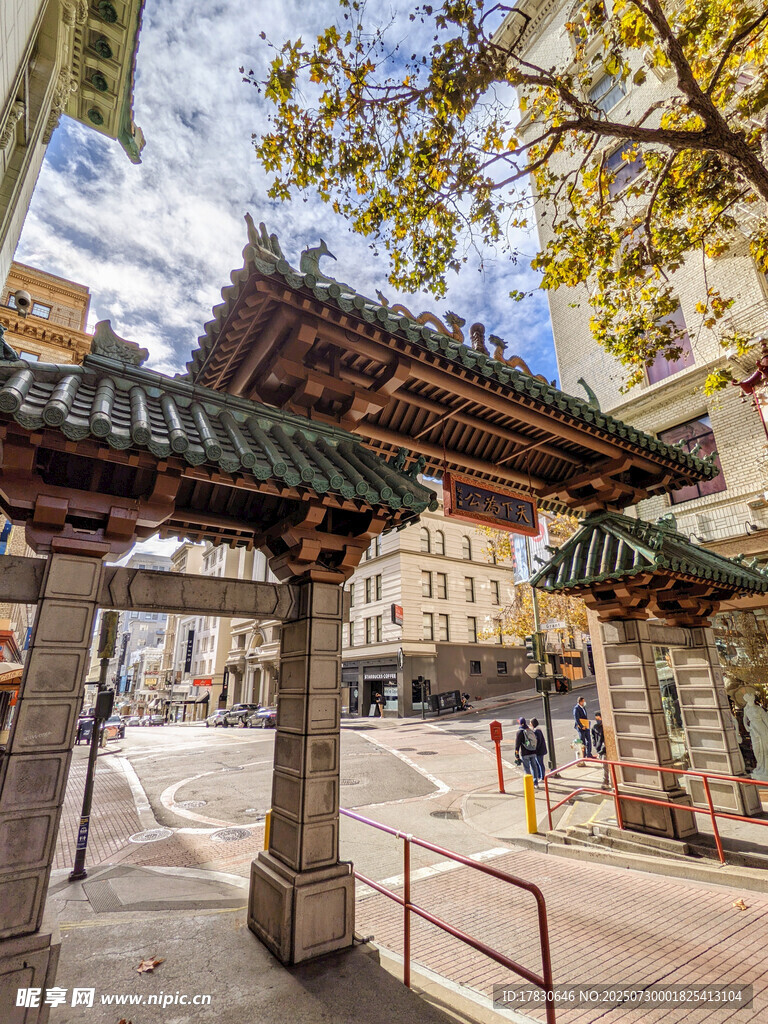 中式牌坊下的城市街景