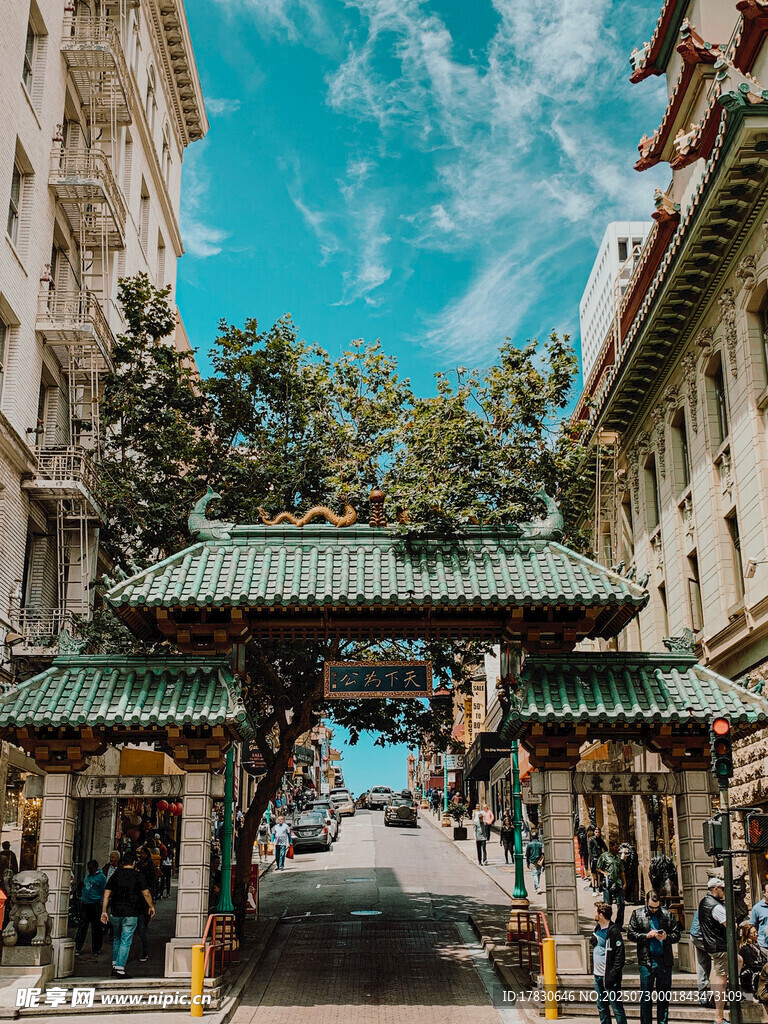 中式牌坊下的热闹街道