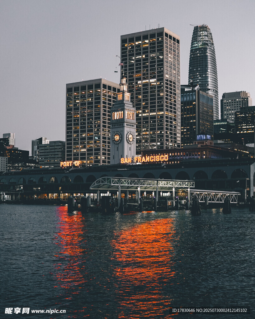 城市滨水夜景高楼倒影