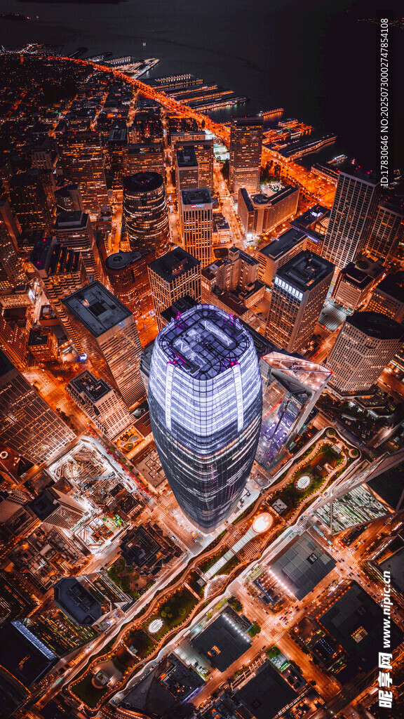 城市夜景中的璀璨高楼