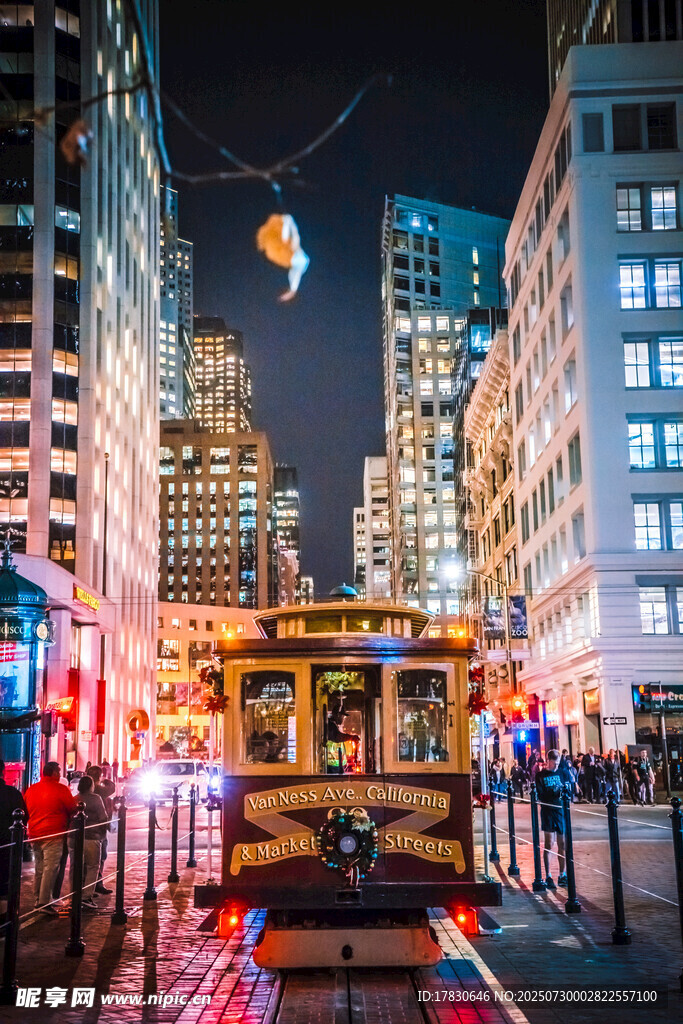 城市夜景中的复古有轨电车
