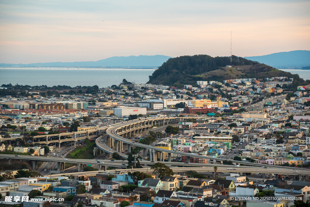 俯瞰城市与远山海景