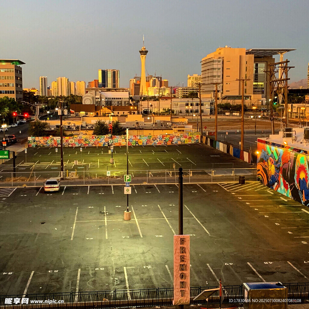 城市中的开阔停车场景观