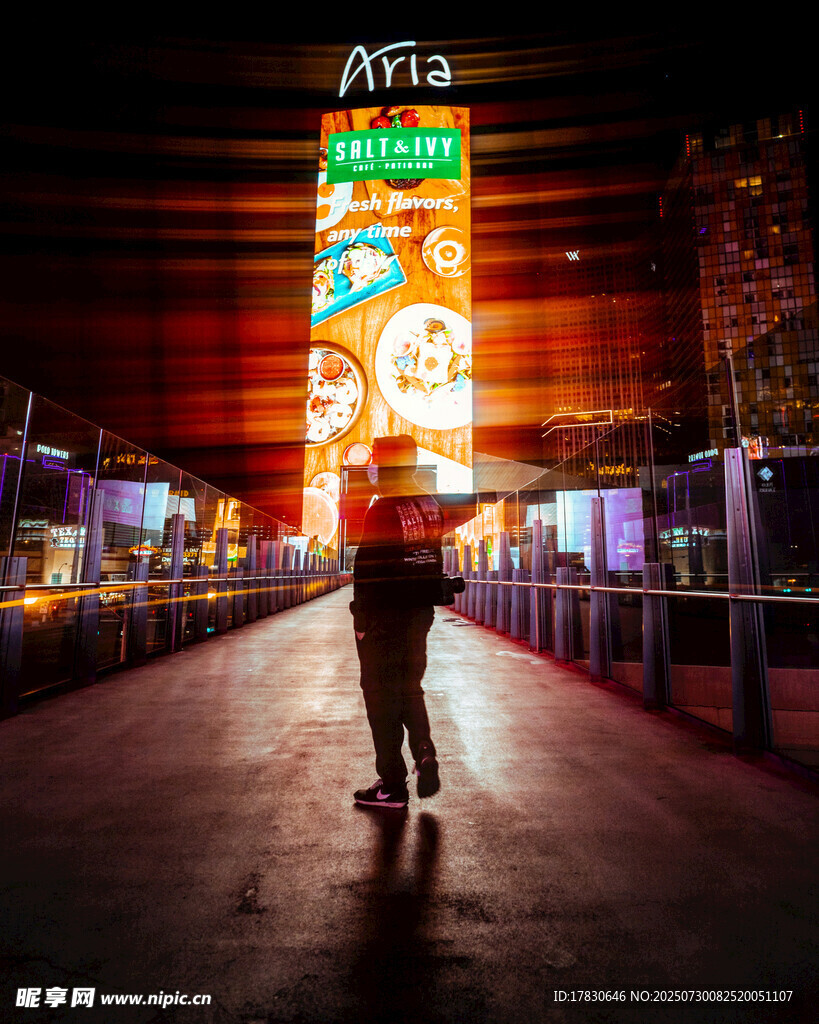 夜晚街头舞者的光影瞬间