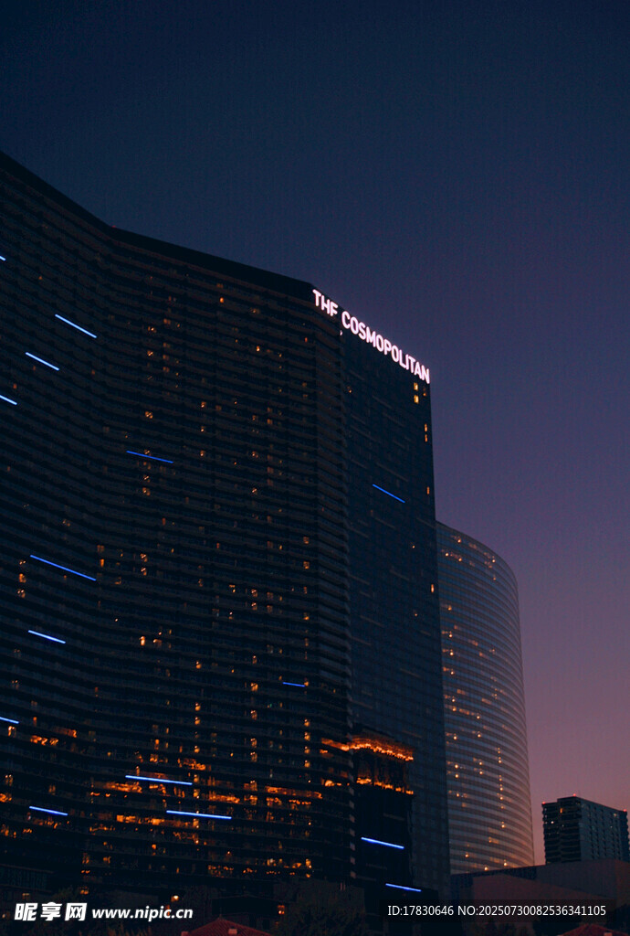 夜幕下的璀璨城市建筑