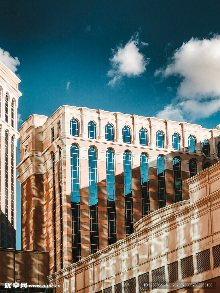 城市建筑与蓝天白云景观
