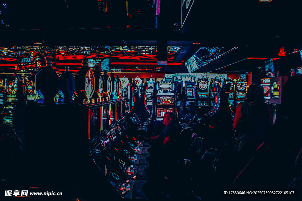 霓虹闪烁的热闹夜市景象