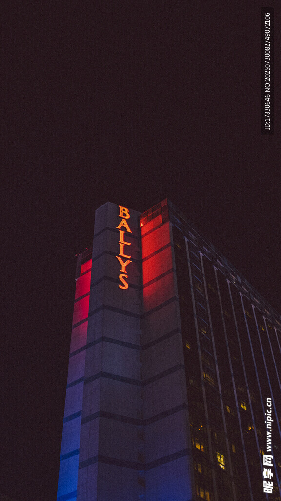 夜晚发光的高楼建筑