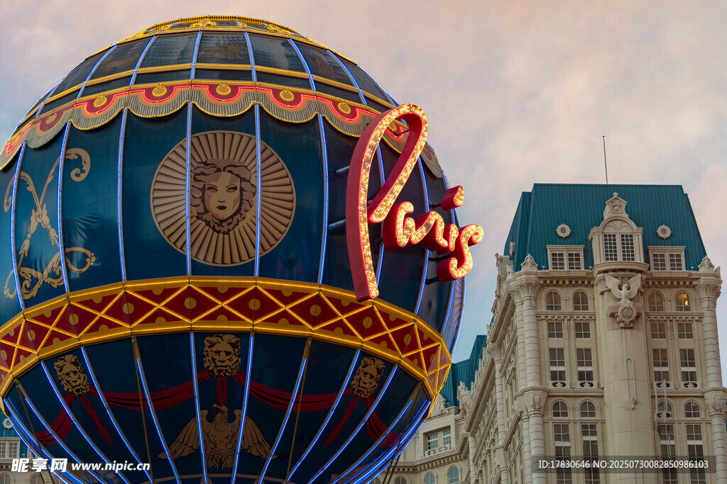 华丽热气球与背景建筑