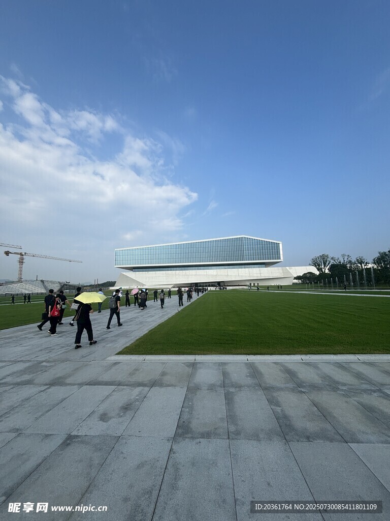 现代建筑前的行人漫步场景