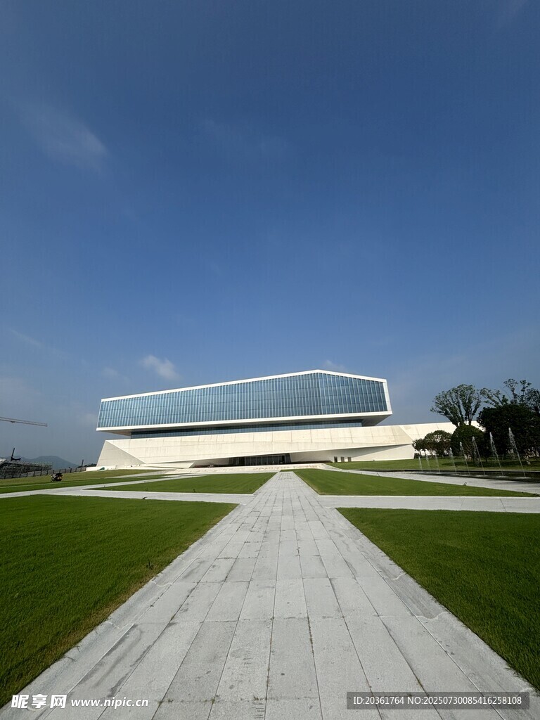 现代建筑前的开阔步道