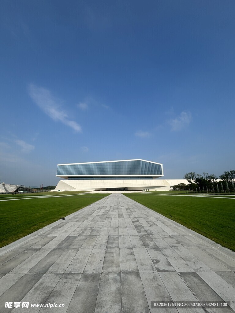 现代建筑前的开阔石板路