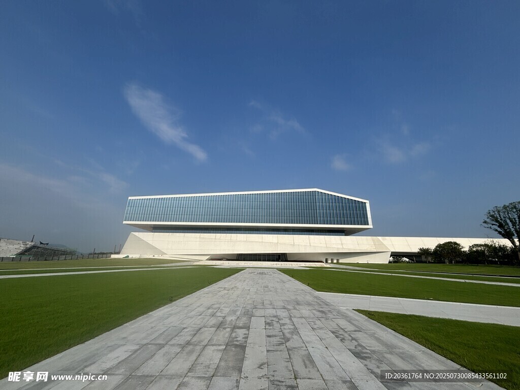 现代建筑前的开阔步道