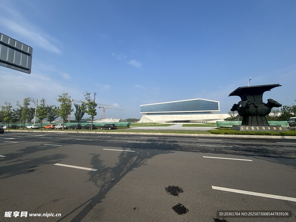 宽阔道路旁的现代建筑景观