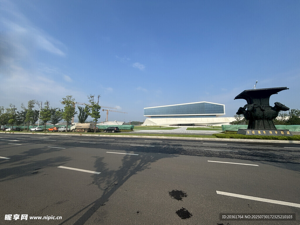 宽阔公路上的独特雕塑景观