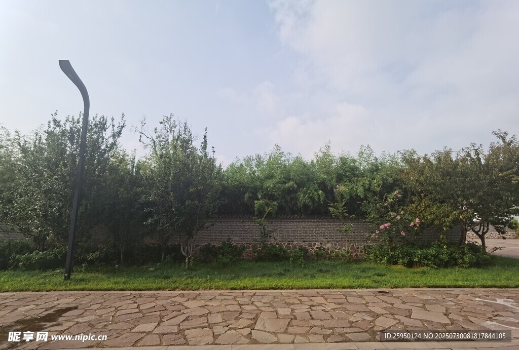 户外绿植与砖石地面景观