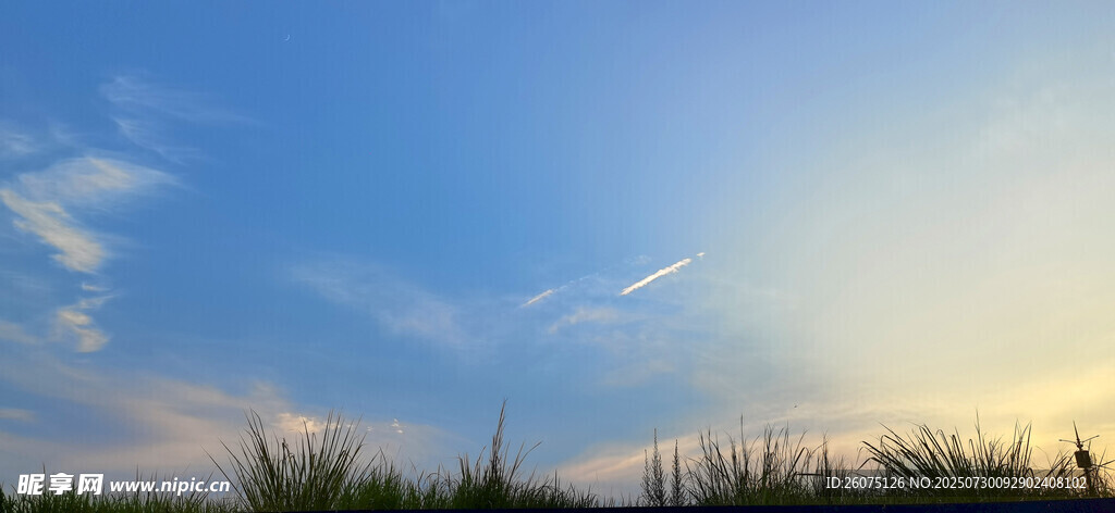 夕阳下的草地与天空美景