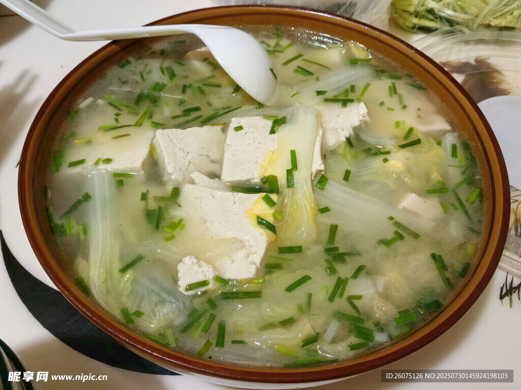 鲜美豆腐青菜汤
