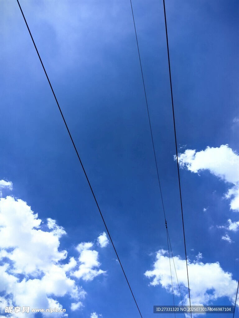 蓝天之上的电线与白云