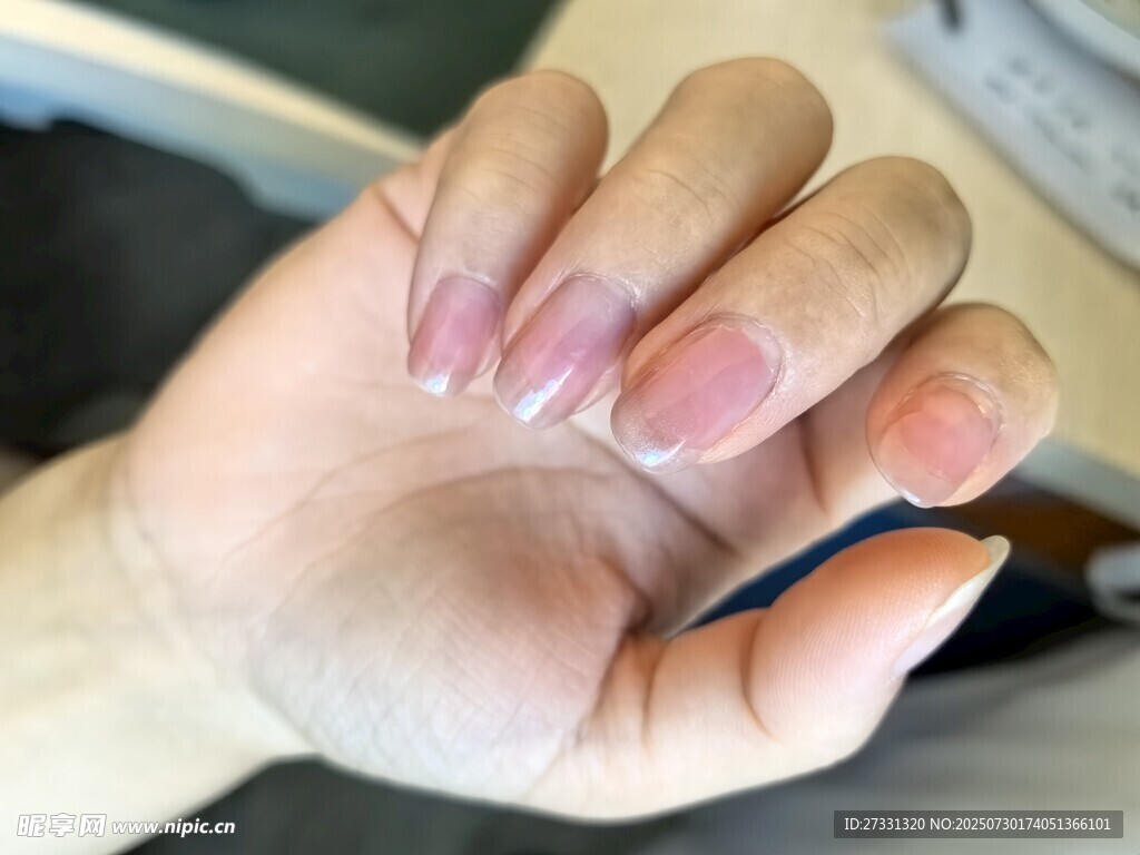 精致美甲的手部特写
